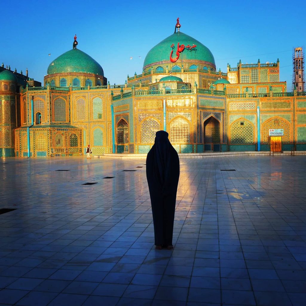 donna in burqa davanti a moschea in afghanistan