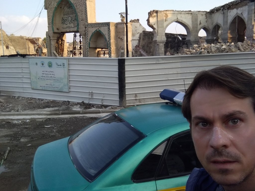 turista estremo fa selfie davanti alla moschea al-Nuri di Mosul, distrutta da ISIS