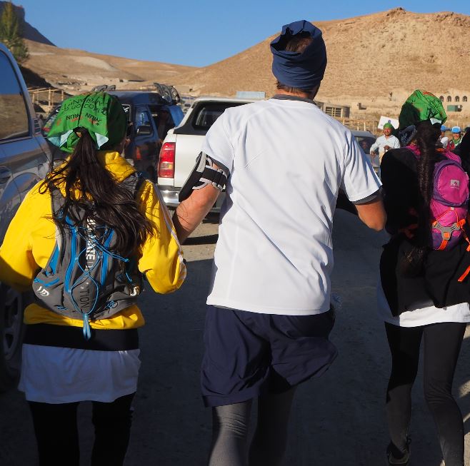 tagliare traguardo con due ragazze afghane nella maratona in afghanistan